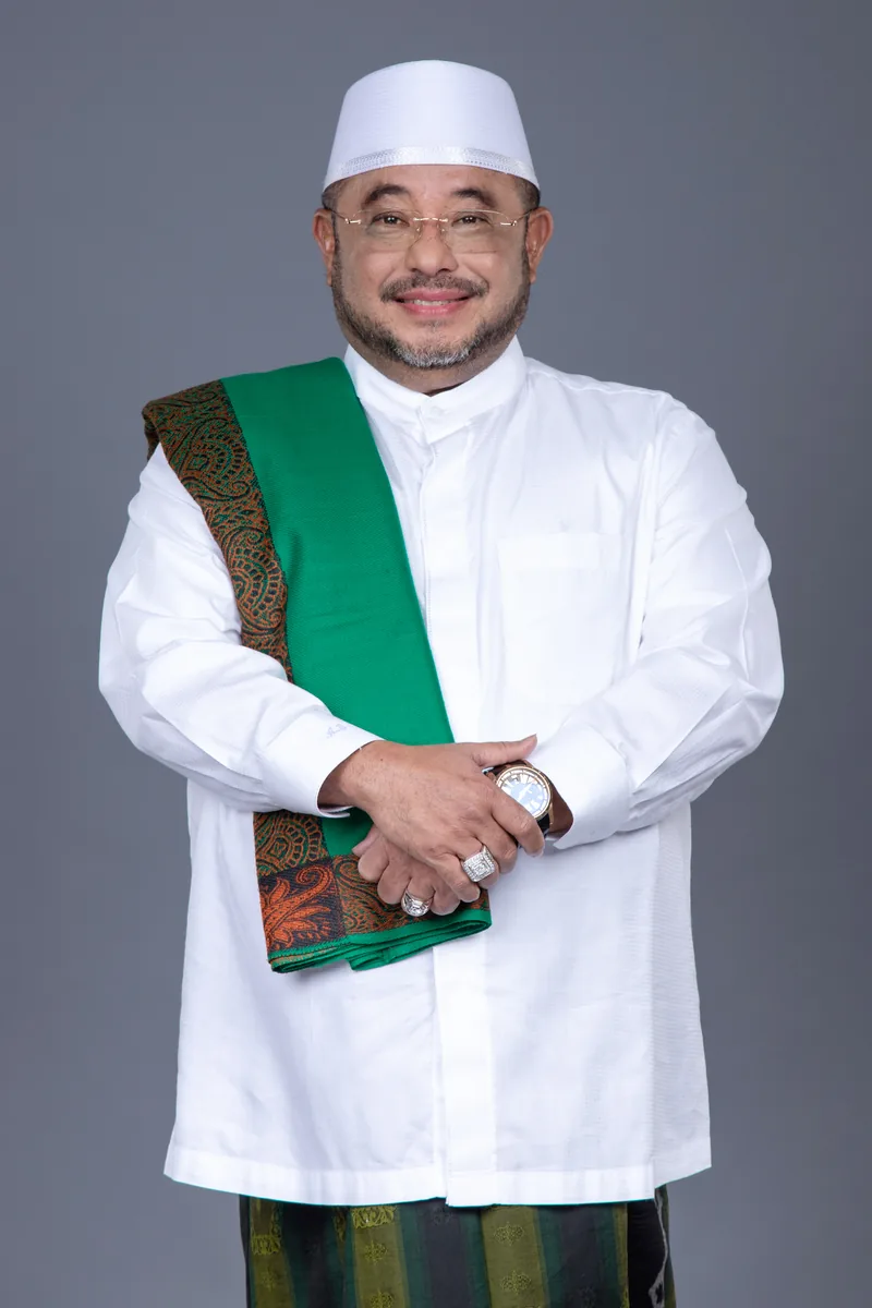Habib Aboe Bakar Alhabsyi, baju koko dan sorban hijau, menghadap depan