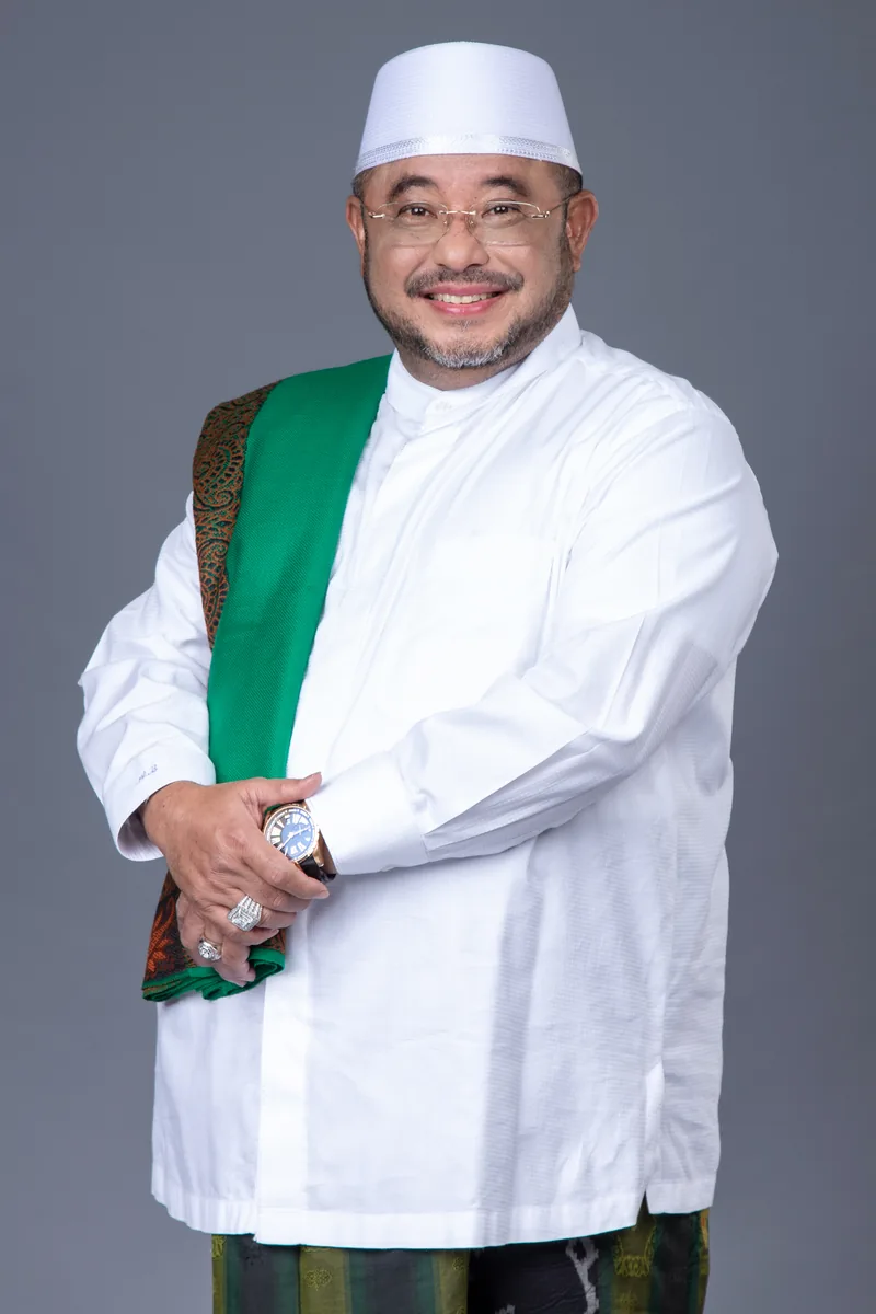 Habib Aboe Bakar Alhabsyi, baju koko dan sorban hijau, tiga perempat